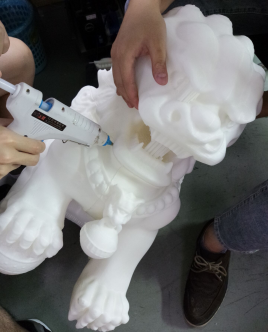 給3d打印模型獅子上膠