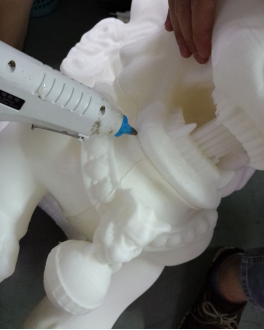 給3d打印模型獅子上膠