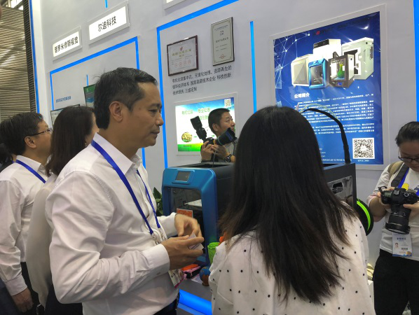 我們森工人員與寶安書記親切交談