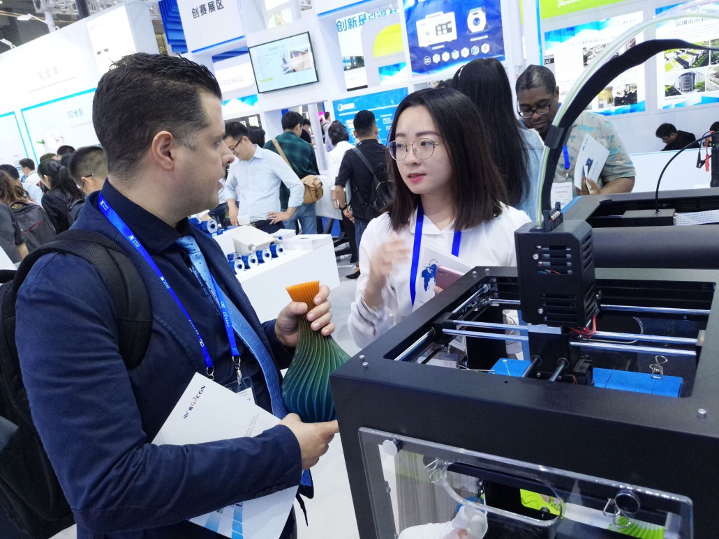 森工科技外貿(mào)人員與美國(guó)游客親切交流 森工科技外貿(mào)人員與美國(guó)游客親切交流