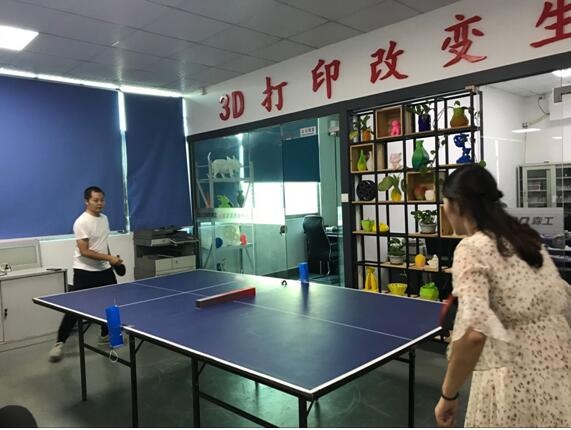 老板和員工一起運(yùn)動(dòng)鍛煉