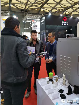 游覽人員看樣品